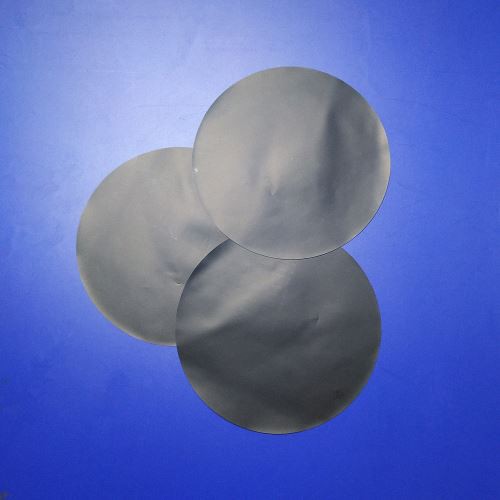 Johtavia kiekkojen erottimia